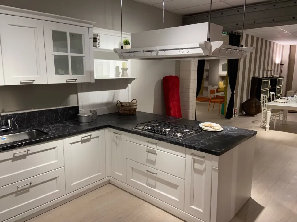 Cucina con penisola in laccato opaco bianca English mood a prezzo ribassato