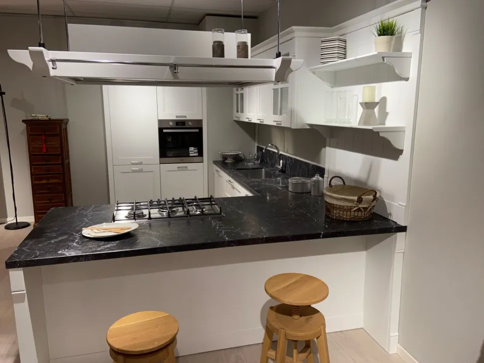 Cucina con penisola in laccato opaco bianca English mood a prezzo ribassato