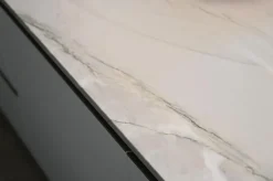 Cucina con penisola in laccata a prezzo ribassato 38%