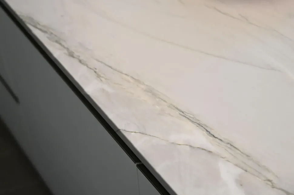 Cucina con penisola in laccata a prezzo ribassato 38%