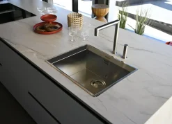 Cucina con penisola in laccata a prezzo ribassato 38%