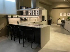 Cucina con penisola in laminato opaco tortora Maxima a prezzo scontato