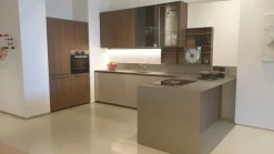 Cucina con penisola in laminato lucido a prezzo ribassato 52%