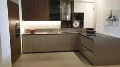 Cucina con penisola in laminato lucido a prezzo ribassato 52%