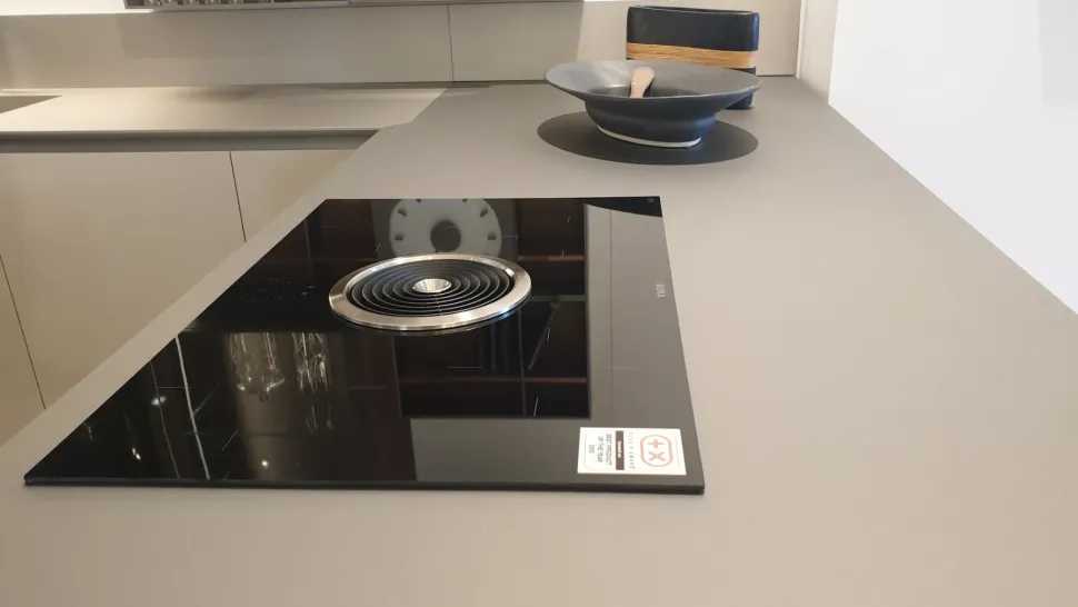 Cucina con penisola in laminato lucido a prezzo ribassato 52%
