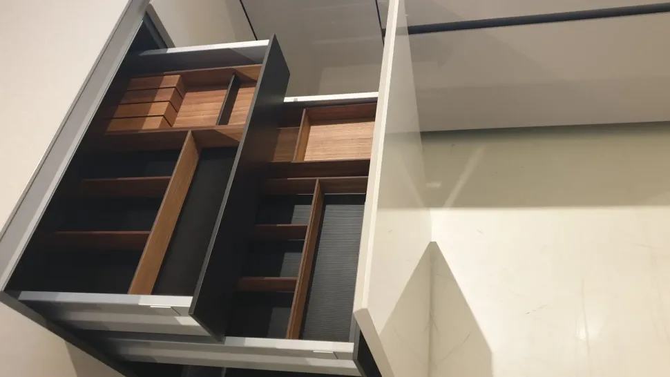 Cucina con penisola in laminato lucido a prezzo ribassato 52%