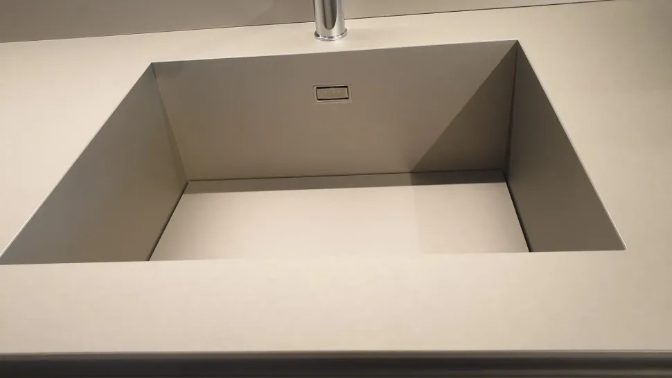 Cucina con penisola in laminato lucido a prezzo ribassato 52%