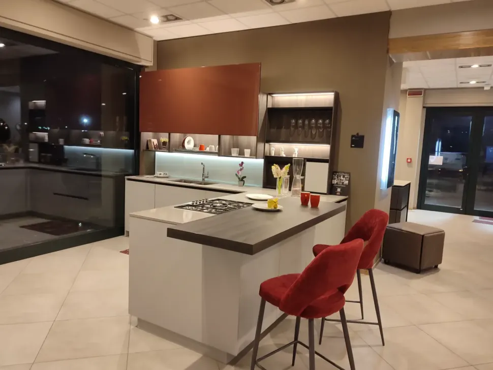 Cucina con penisola in laccata opaco a prezzo scontato 60%