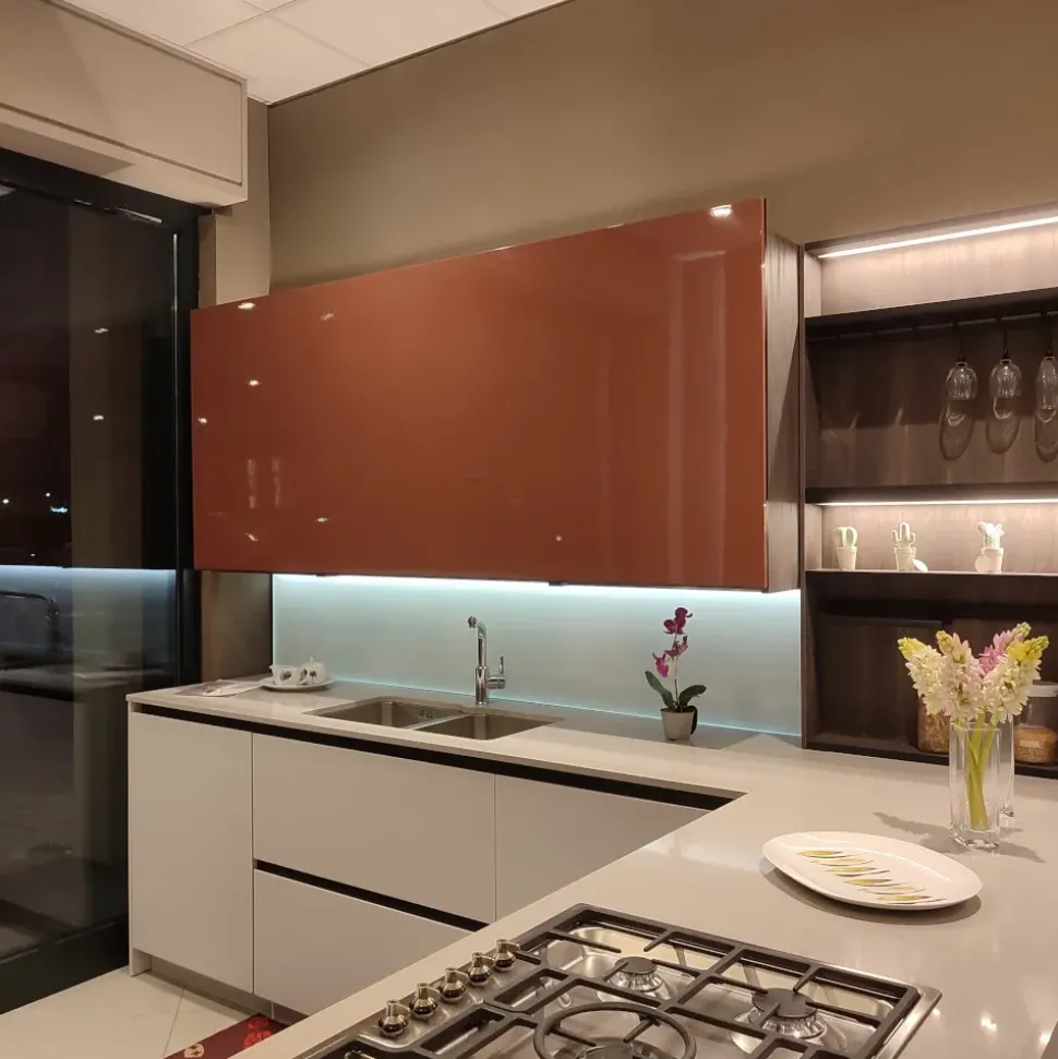 Cucina con penisola in laccata opaco a prezzo scontato 60%