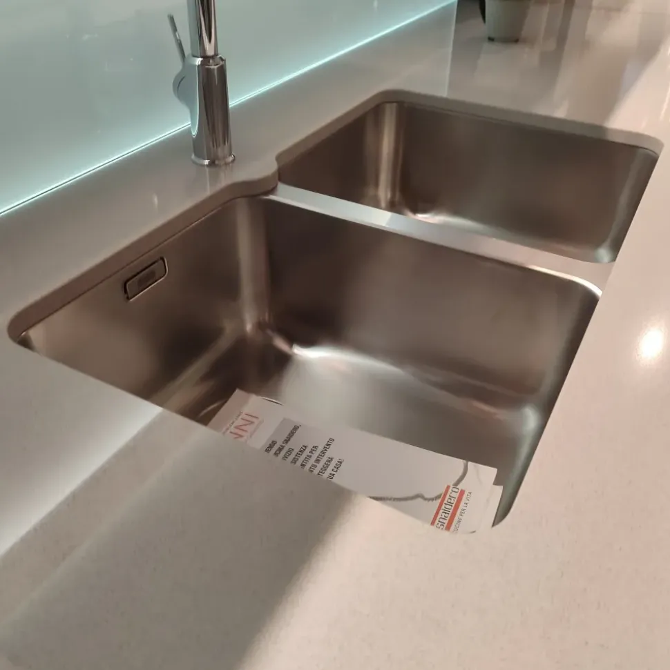 Cucina con penisola in laccata opaco a prezzo scontato 60%