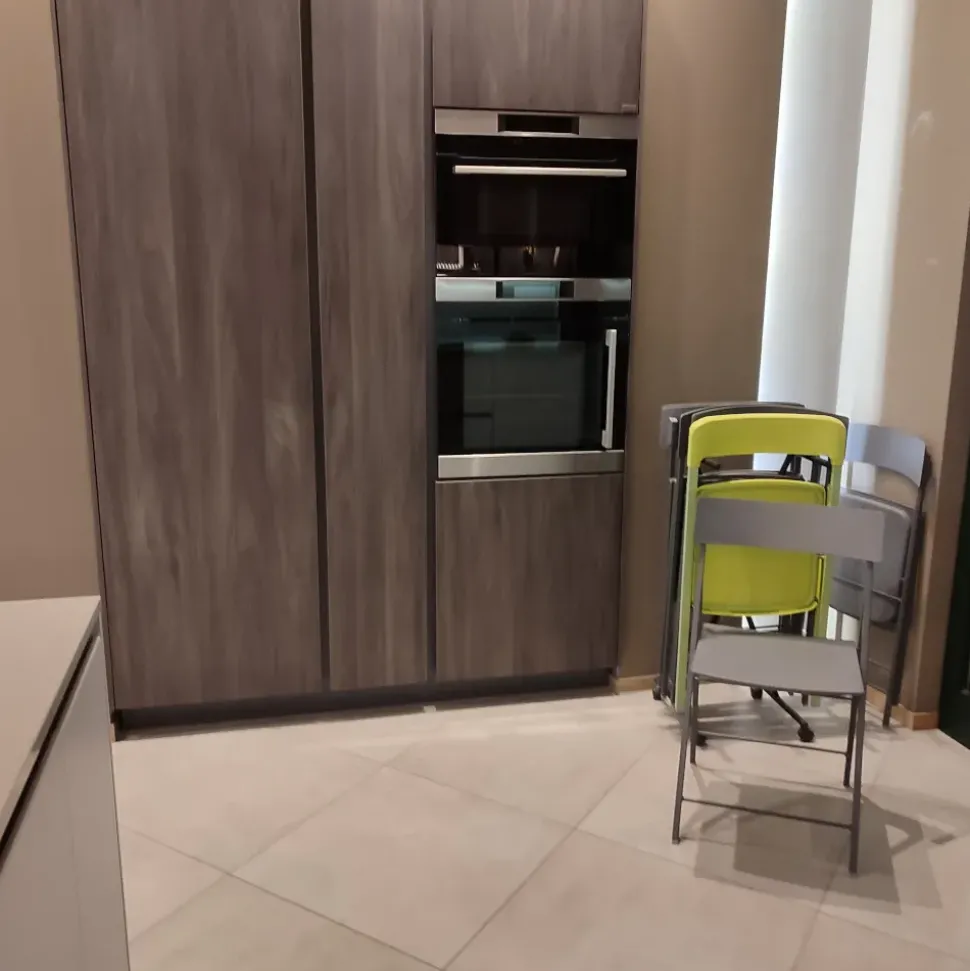 Cucina con penisola in laccata opaco a prezzo scontato 60%