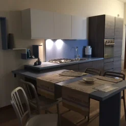 Cucina con penisola in laminato materico a prezzo ribassato 45%