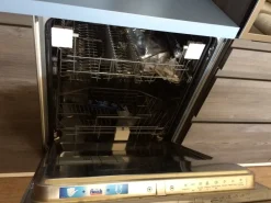 Cucina con penisola in laminato materico a prezzo ribassato 45%