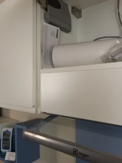 Cucina con penisola in laminato materico a prezzo ribassato 45%