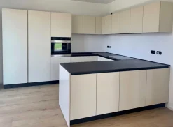 Cucina con penisola in laminato opaco tortora Ingrosso cucine moderne icm18 a prezzo ribassato