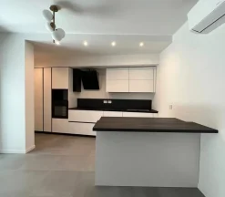 Cucina con penisola in laminato opaco bianca Ingrosso cucine moderne icm67 a prezzo ribassato