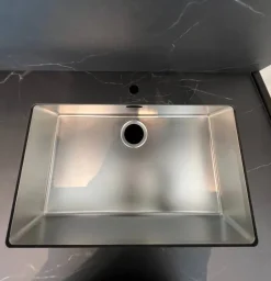 Cucina con penisola in laminato opaco bianca Ingrosso cucine moderne icm67 a prezzo ribassato