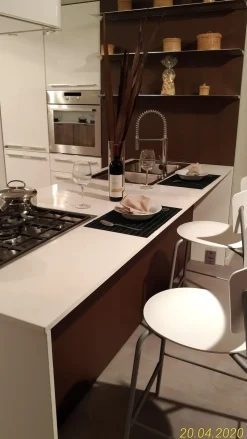 Cucina con penisola in laccato lucido a prezzo scontato 59%