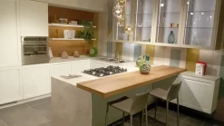 Cucina con penisola in laccata opaco a prezzo ribassato 40%