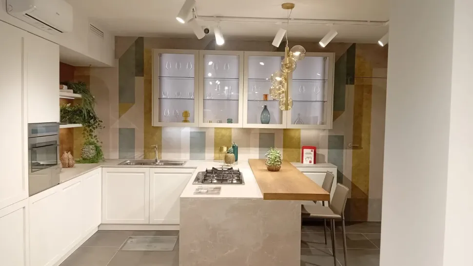 Cucina con penisola in laccata opaco a prezzo ribassato 40%