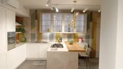 Cucina con penisola in laccata opaco a prezzo ribassato 40%