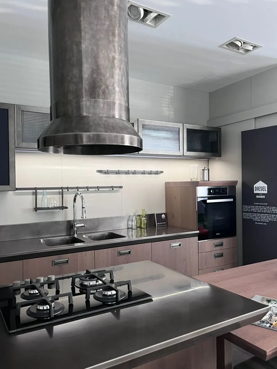 Cucina con penisola in legno a prezzo scontato 45%