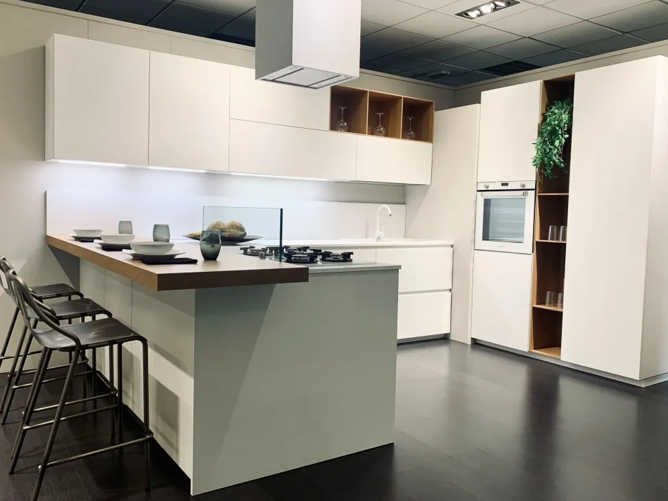 Cucina con penisola in melaminico bianca Ak project profilo 30° a prezzo scontato