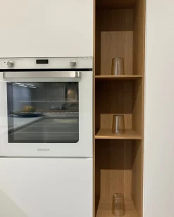 Cucina con penisola in melaminico bianca Ak project profilo 30° a prezzo scontato
