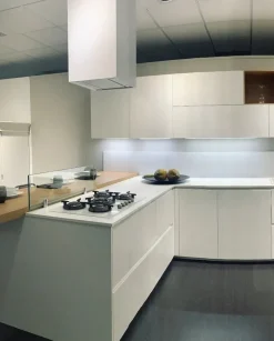 Cucina con penisola in melaminico bianca Ak project profilo 30° a prezzo scontato
