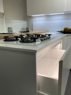 Cucina con penisola in melaminico bianca Ak project profilo 30° a prezzo scontato