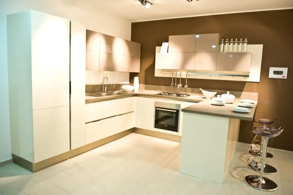 Cucina con penisola in polimerico a prezzo ribassato 50%