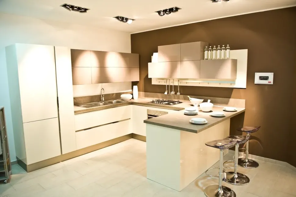 Cucina con penisola in polimerico a prezzo ribassato 50%