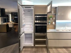 Cucina con penisola in vetro modello Riflex ad un prezzo riservato