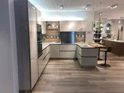 Cucina con penisola in vetro modello Riflex ad un prezzo riservato