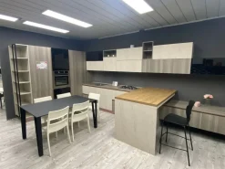 Cucina con penisola moderna Modula Febal a prezzo scontato