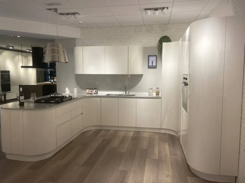 Cucina con penisola moderna bianca Ar