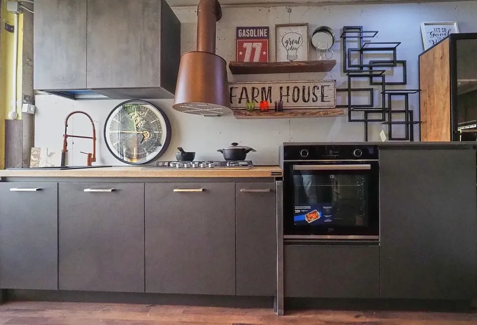 Cucina Cucina industrial con paino legno e ante effetto iron steel con colonne di Outlet etnico in Offerta Outlet -46%