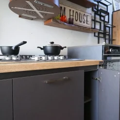 Cucina Cucina industrial con paino legno e ante effetto iron steel con colonne di Outlet etnico in Offerta Outlet -46%