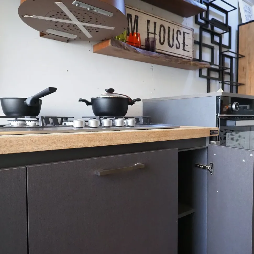 Cucina Cucina industrial con paino legno e ante effetto iron steel con colonne di Outlet etnico in Offerta Outlet -46%