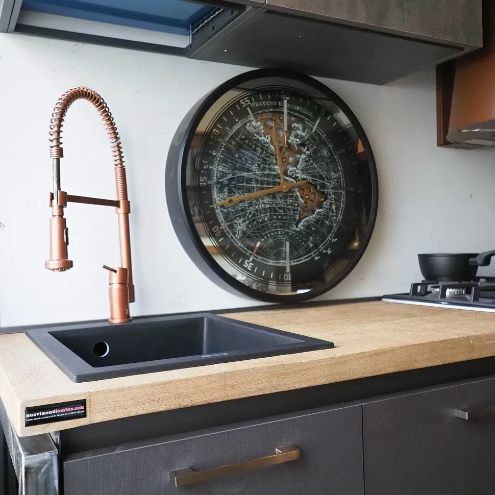 Cucina Cucina industrial con paino legno e ante effetto iron steel con colonne di Outlet etnico in Offerta Outlet -46%