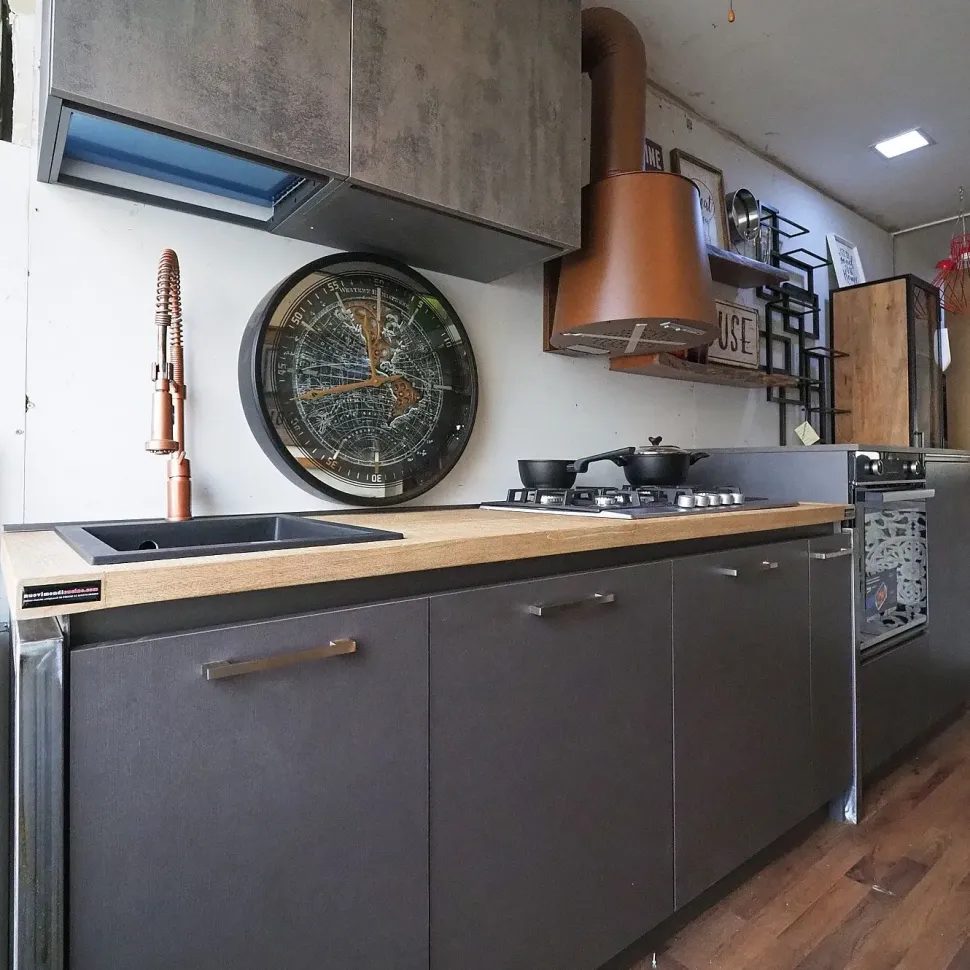 Cucina Cucina industrial con paino legno e ante effetto iron steel con colonne di Outlet etnico in Offerta Outlet -46%