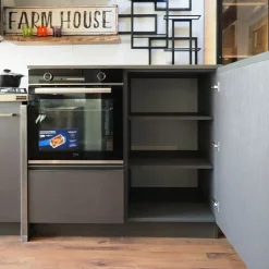 Cucina Cucina industrial con paino legno e ante effetto iron steel con colonne di Outlet etnico in Offerta Outlet -46%