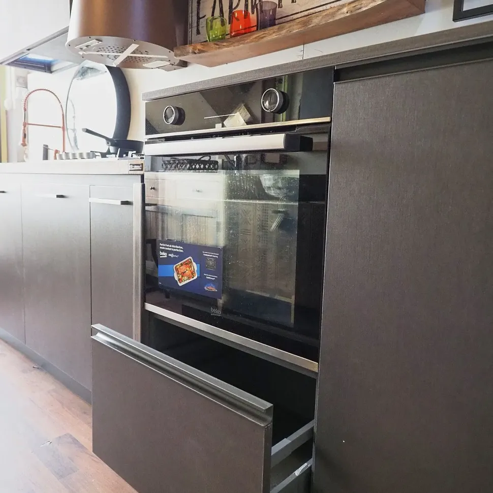 Cucina Cucina industrial con paino legno e ante effetto iron steel con colonne di Outlet etnico in Offerta Outlet -46%