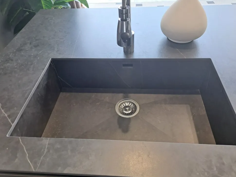 Cucina design con isola Mantis Binova a prezzo ribassato