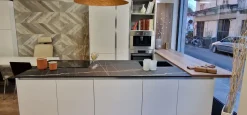 Cucina design con isola Seta Essebi a prezzo ribassato