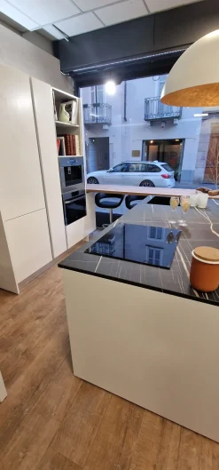 Cucina design con isola Seta Essebi a prezzo ribassato
