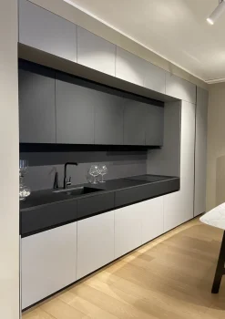 Cucina design lineare Fenix e laminato Artigianale a prezzo ribassato