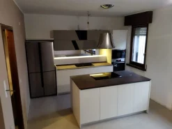 Cucina Essebi moderna con isola bianca in laccata opaco Flay