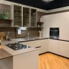 Cucina Euromobil design con penisola tortora in laccata Lain pro