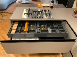 Cucina Euromobil design con penisola tortora in laccata Lain pro